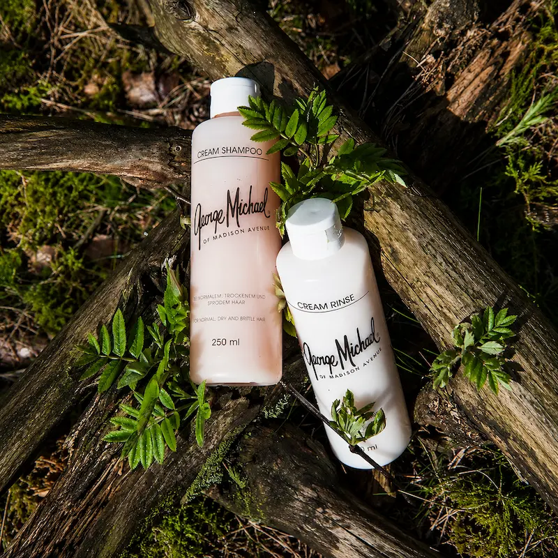 George Michael Cream Shampoo und Cream Rinse auf Holz und Moos