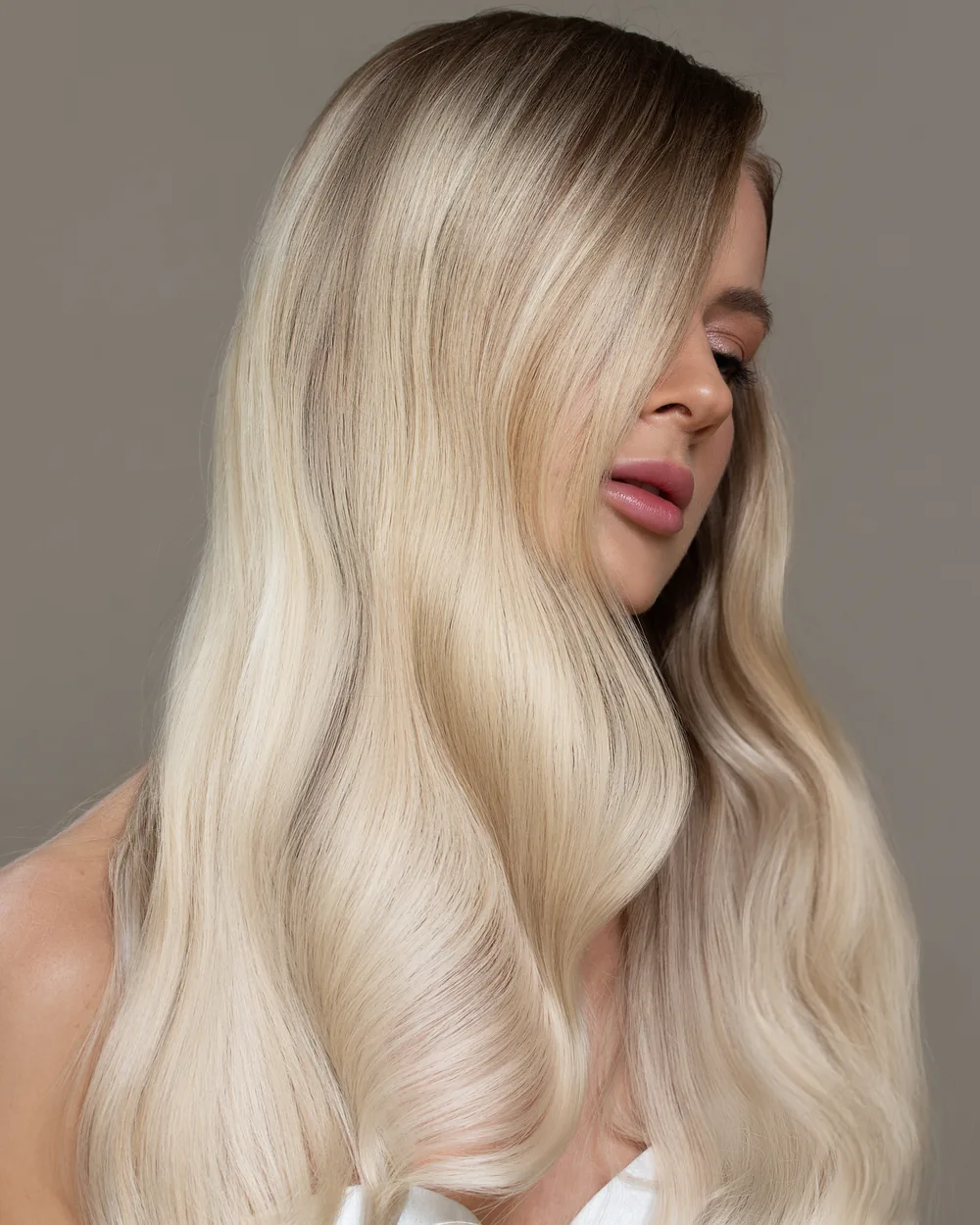 Frau mit langem, blondem, gewelltem Haar