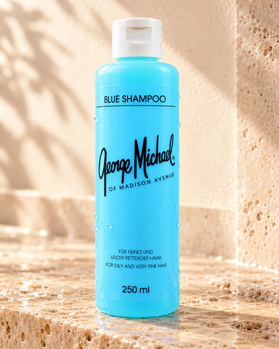 George Michael Blue Shampoo auf nassem Travertin mit Wassertropfen